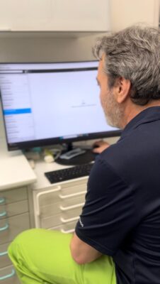 Dott Domenico Santoro analizza diagnosi con intelligenza artificiale DentalSì Marcianise